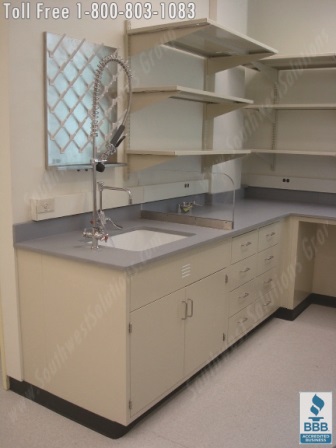 法医犯罪实验室有水槽，干燥架和架子